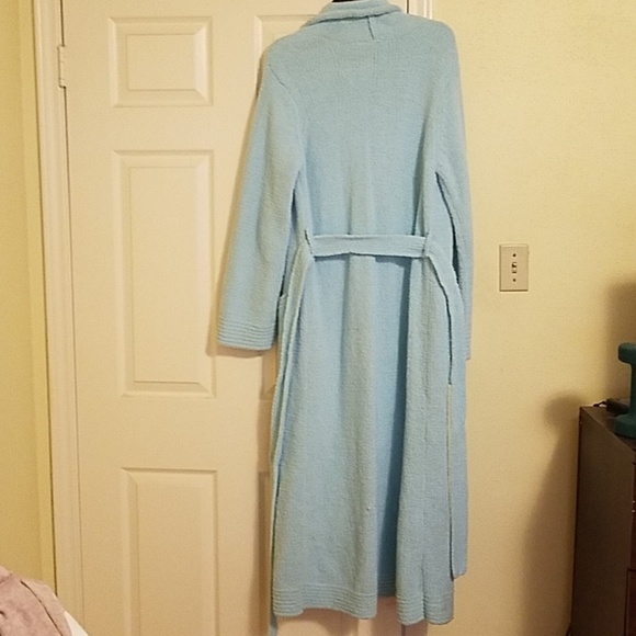 Robe - Picture 3 of 3